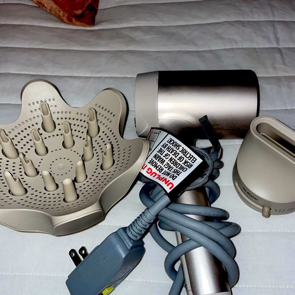 Shark Hair Dryer….. Brans new. Only used a couple times.